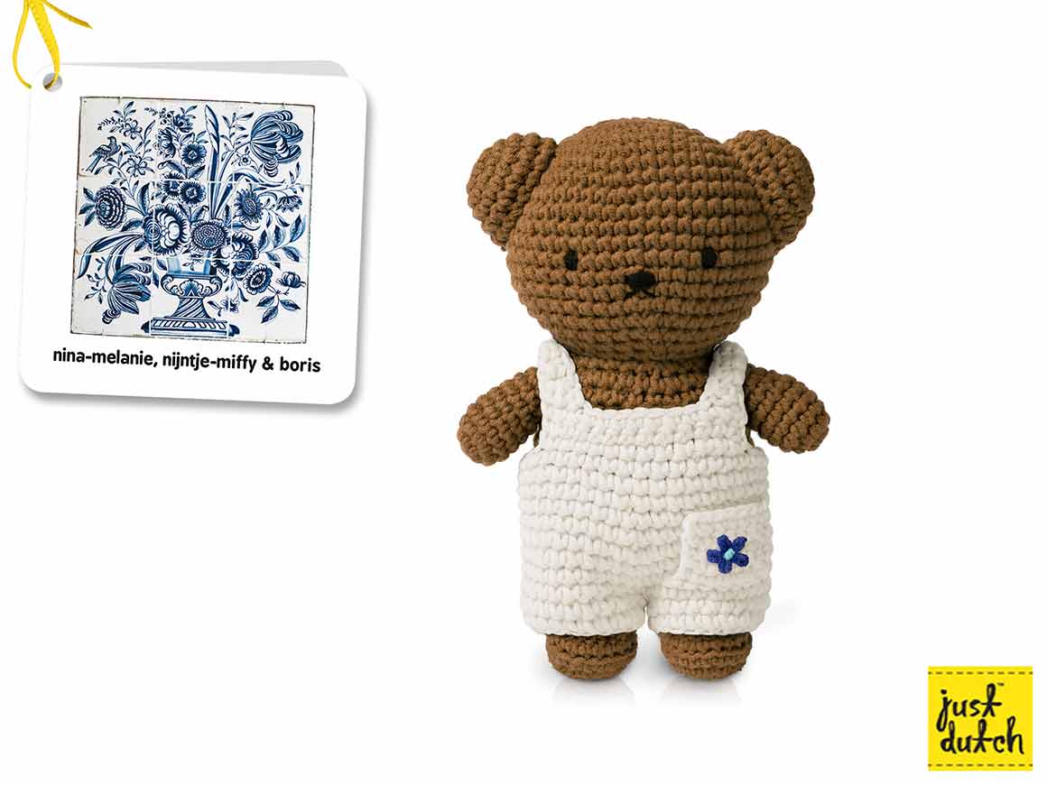 BORIS-Delft-Blue-Overall-JUST-DUTCH.jpg BORIS gehäkeltes Kuscheltier - Delft Blue Overall – Bild 1