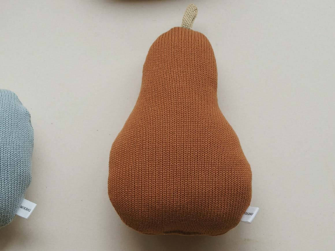 Babyrassel-Birne-Caramel-MIKANU-1.jpg PEAR rattle, MIKANU – Bild 1