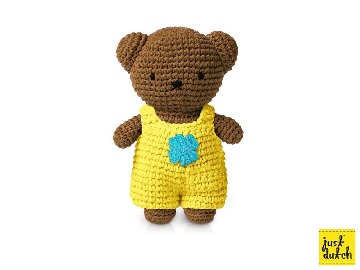 Boris-gehaekelter-Kuschelbaer-im-gelben-Klee-Overall.jpg Boris gehäkelter Kuschelbär - im gelben Klee Overall – Bild 1