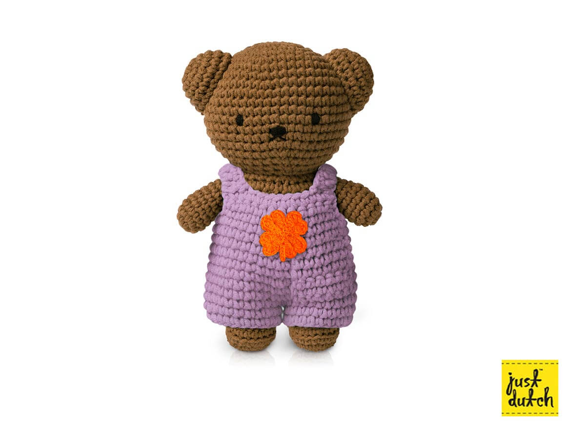 Boris-gehaekelter-Kuschelbaer-im-lila-Klee-Overall.jpg Boris gehäkelter Kuschelbär - im lila Klee Overall – Bild 1