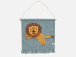 Jumping Lion Wandteppich OYOY living – Bild 3