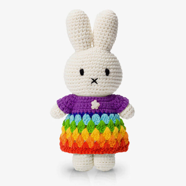 MIFFY gehäkeltes Kuscheltier - im Regenbogenkleid