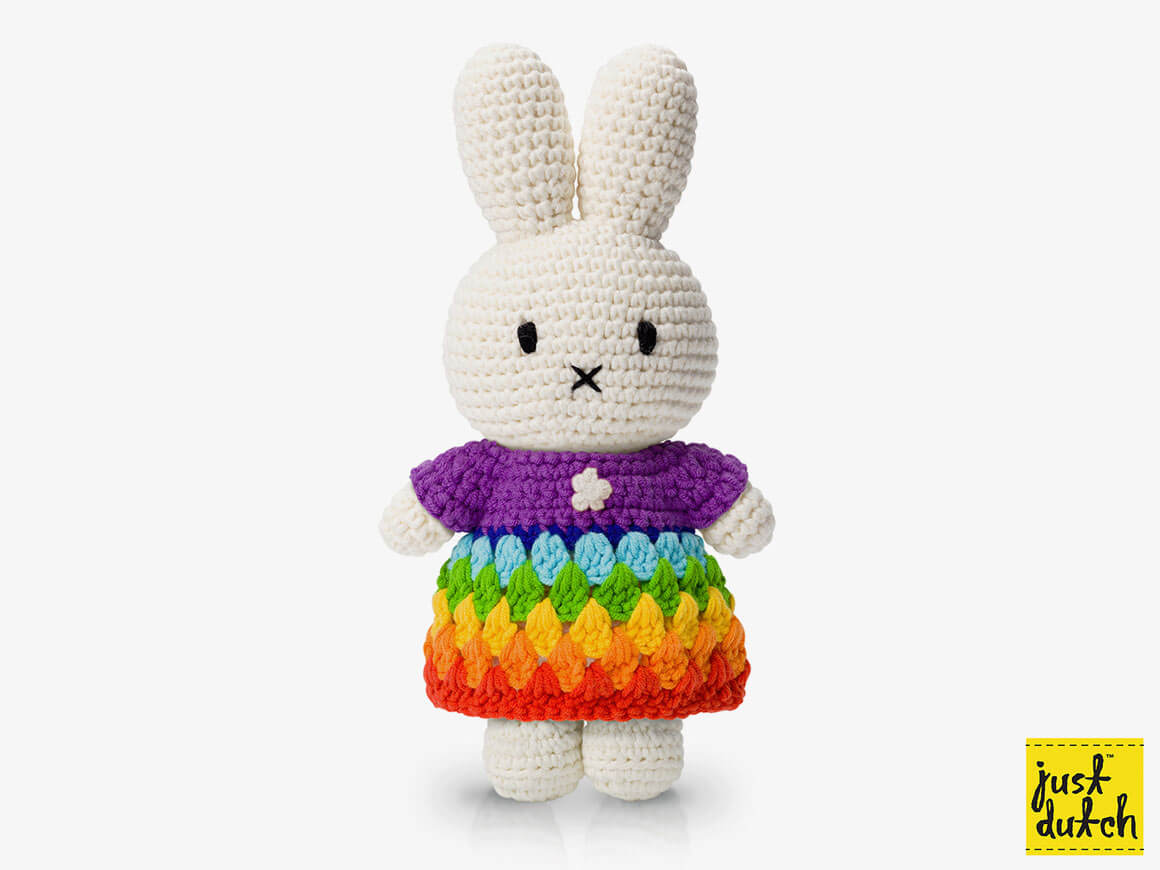 MIFFY-Kuschelhase-im-Regenbogenkleid-justdutch.jpg MIFFY gehäkeltes Kuscheltier - im Regenbogenkleid – Bild 1