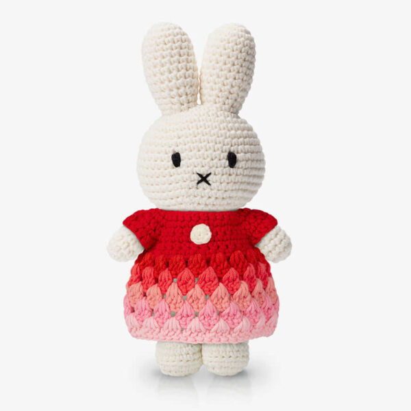 MIFFY gehäkelter Kuschelhase - im roten Regenbogenkleid