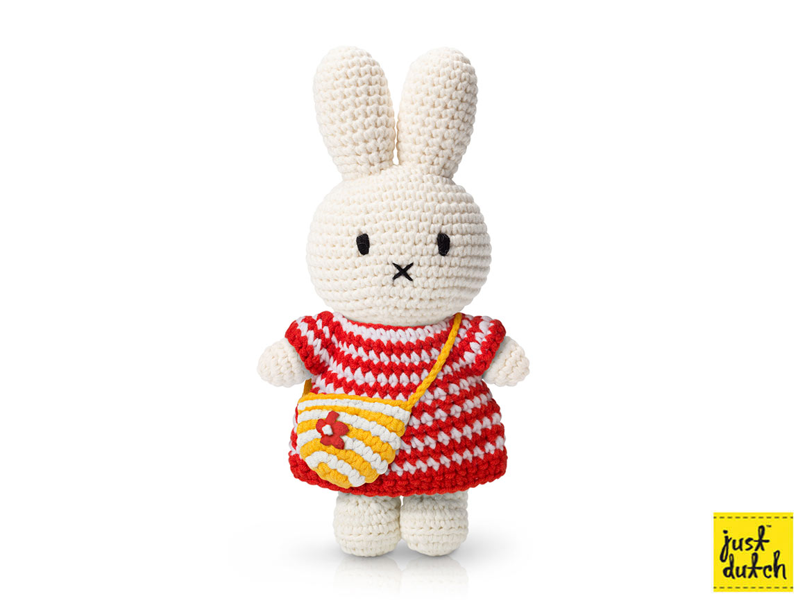 MIFFY-gehaekeltes-Haeschchen-im-roten-Kleid-mit-Blumentaeschchen.jpg MIFFY gehäkeltes Kuscheltier - im roten Kleid mit Blumentäschchen – Bild 1