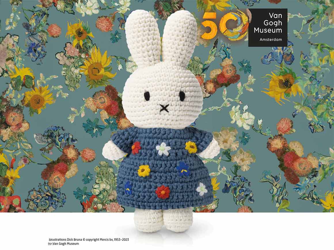 MIFFY-gehaekeltes-Kuscheltier-im-van-Gogh-Kleid.jpg MIFFY gehäkeltes Häschen - Im van Gogh Kleid – Bild 2