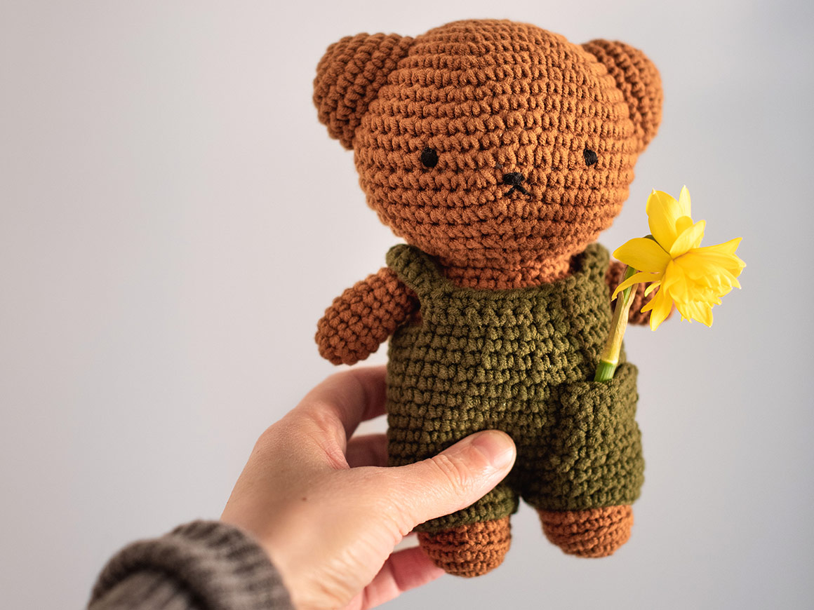 boris-green-overall-just-dutch-filipok.jpg BORIS gehäkeltes Kuscheltier - Jungle Green Overall – Bild 1