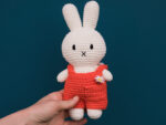 MIFFY gehäkeltes Kuscheltier - im orangenen Overall