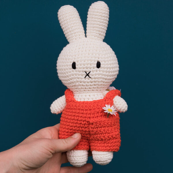 MIFFY gehäkeltes Kuscheltier - im orangenen Overall