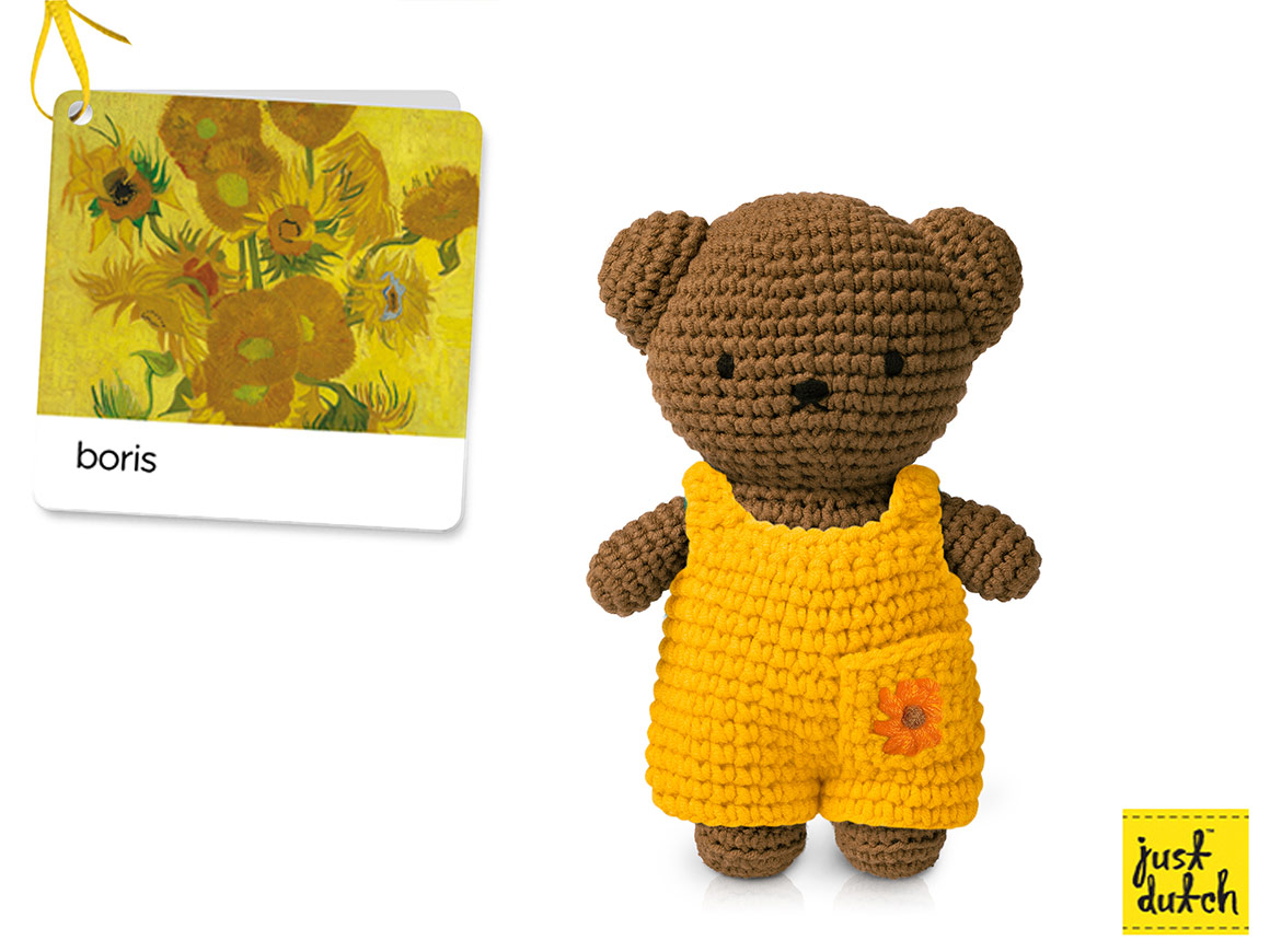 just-dutch-boris-handmade-and-his-sunflower-overall.jpg BORIS gehäkeltes Kuscheltier - im Sonnenblumen Overall – Bild 4