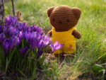 BORIS gehäkeltes Kuscheltier - im Sonnenblumen Overall