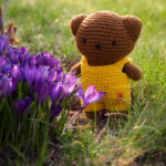BORIS gehäkeltes Kuscheltier - im Sonnenblumen Overall