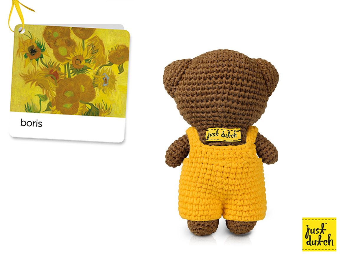 just-dutch-boris-sunflower-overall.jpg BORIS gehäkeltes Kuscheltier - im Sonnenblumen Overall – Bild 2