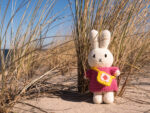 MIFFY gehäkeltes Kuscheltier - mit Blumentäschchen – Bild 2