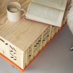 MAXIboard Deckplatte aus Seekiefer auf AY-KASA MAXI Klappbox als Beistelltisch mit Kaffeetasse und Buch