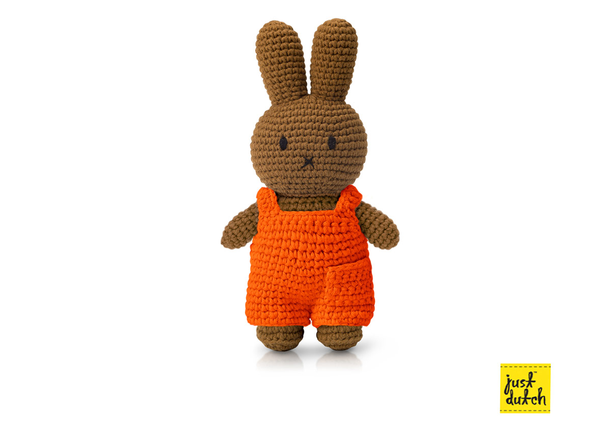 melanie-and-her-orange-overall.jpg MELANIE gehäkeltes Kuscheltier - orange Overall – Bild 1