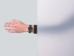 Prism — Black Armbanduhr von AÃRK COLLECTIVE am Handgelenk getragen – minimalistisches Unisex-Design.