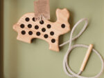 Hase Fädelspiel, Lotes Toys – Bild 3
