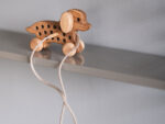 Hund auf Rädern Fädelspiel, Lotes Toys – Bild 3