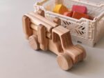 Traktor mit Holzstämmen, Steckspiel, Lotes Toys – Bild 2