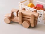 Traktor mit Holzstämmen, Steckspiel, Lotes Toys – Bild 3