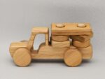 LKW mit Holzbausteinen