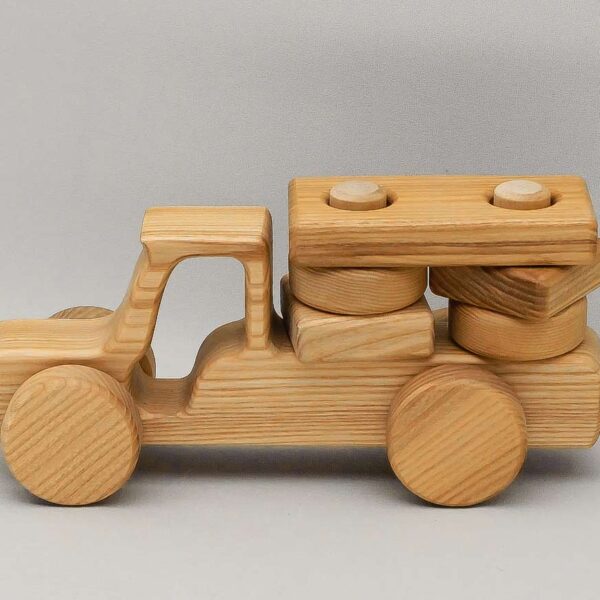 LKW mit Holzbausteinen