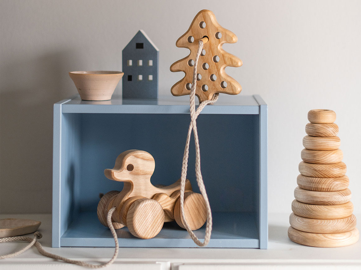 Nachziehtier-Ente-lotes-toys-filipok-berlin.jpg Ente auf Rädern Nachziehtier, Lotes Toys – Bild 1
