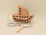 Fädelspiel Schiff, Lotes Toys – Bild 3