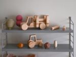 Traktor mit Holzstämmen, Steckspiel, Lotes Toys – Bild 4