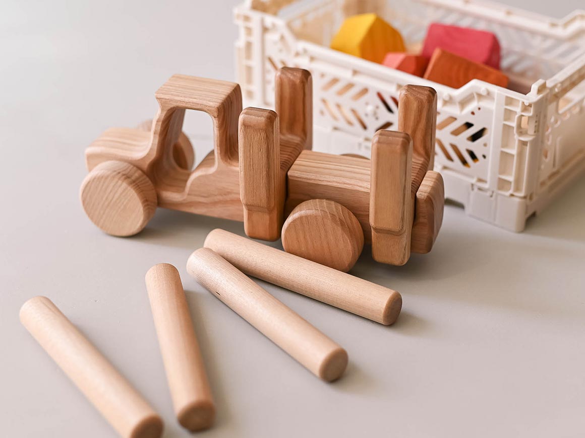 Traktor-Holzspielzeug.jpg Traktor mit Holzstämmen, Steckspiel, Lotes Toys – Bild 1