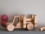 Traktor mit Holzstämmen, Steckspiel, Lotes Toys – Bild 5