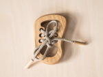Fädelspiel linker Schuh, Lotes Toys – Bild 2