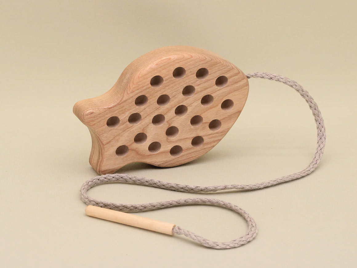 lotes-toys-Faedelspiel-Fisch.jpg Fädelspiel Fisch, Lotes Toys – Bild 1