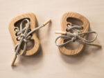 Fädelspiel linker Schuh, Lotes Toys – Bild 3