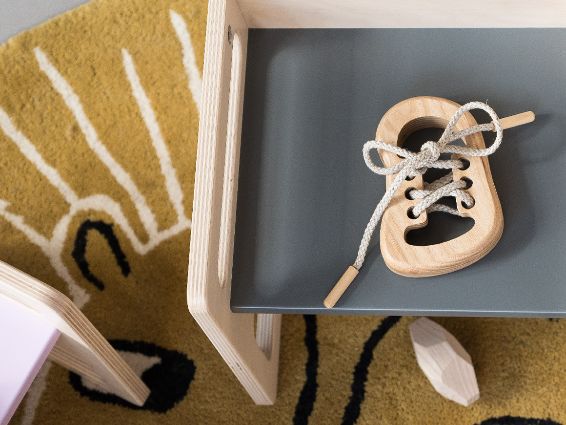 lotes-toys-Faedelspiel-linker-Schuh.jpg Fädelspiel linker Schuh, Lotes Toys – Bild 1