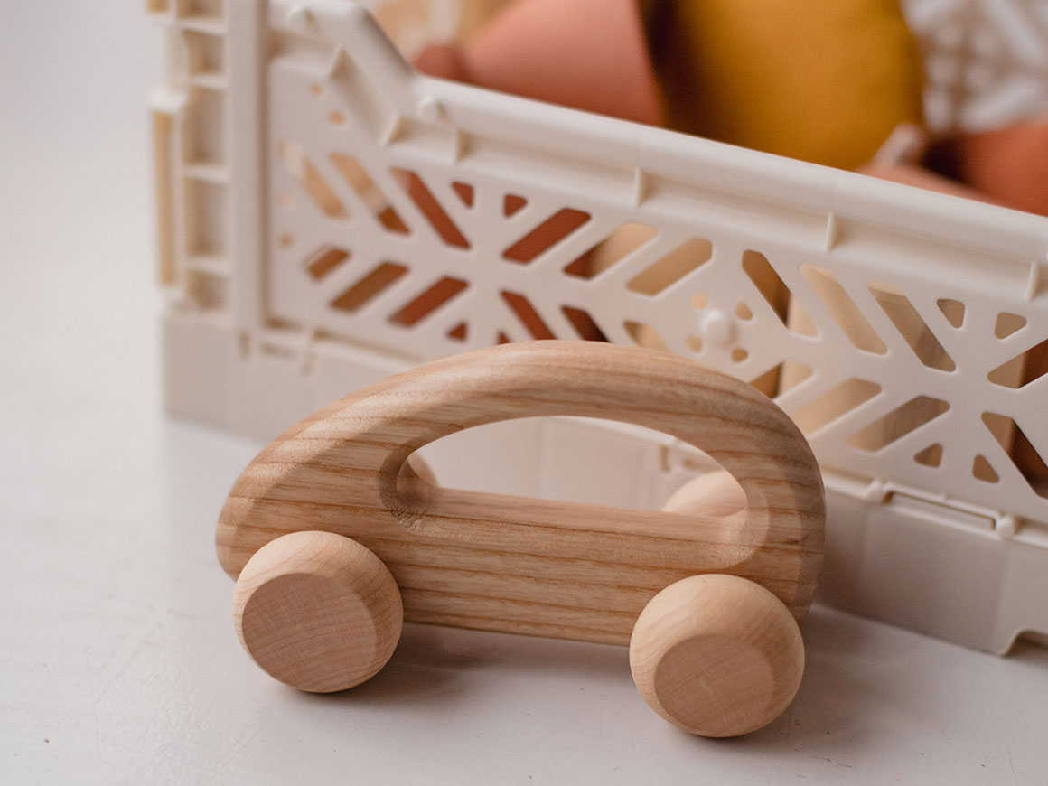 lotes-toys-auto-filipok.jpg Holzauto zum Schieben, Lotes Toys – Bild 1