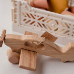 Holzflugzeug mit Propeller, Lotes Toys