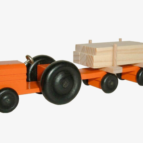 kleiner Traktor mit farbigem Schnittholz