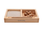 Montessori Holztablett mit Sand und Holzkugeln – Bild 3