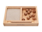Montessori Holztablett mit Sand und Holzkugeln