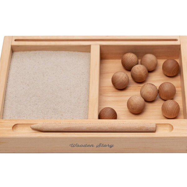 Montessori Holztablett mit Sand und Holzkugeln