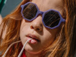Lila Kindersonnenbrille, YEYE in Mini Kyomo Etui – Bild 7