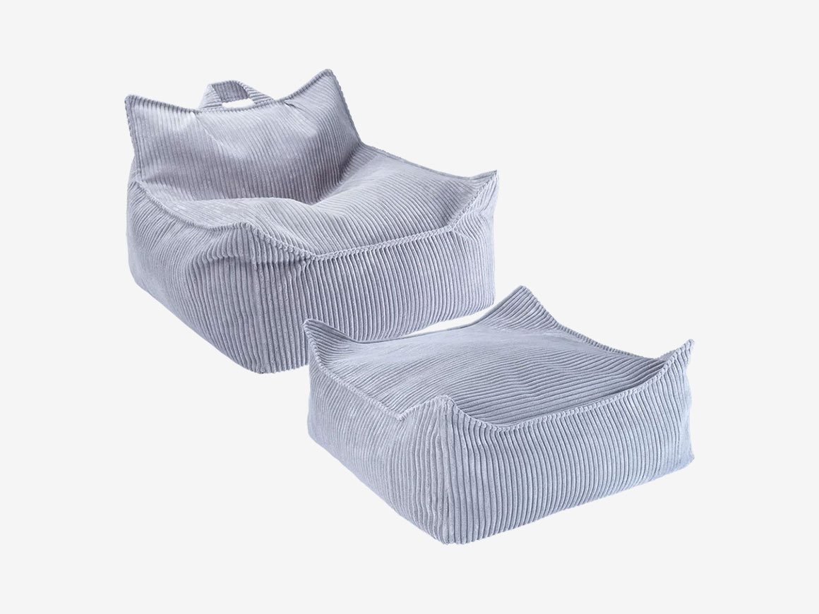 Blaubeerblau-Sitzsack-Sessel-Ottoman-Set-wigiwama.jpg Set Kindersessel Sitzsack & Ottoman – Blaubeerblau – Bild 1