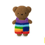 Boris im Regenbogen-Overall
