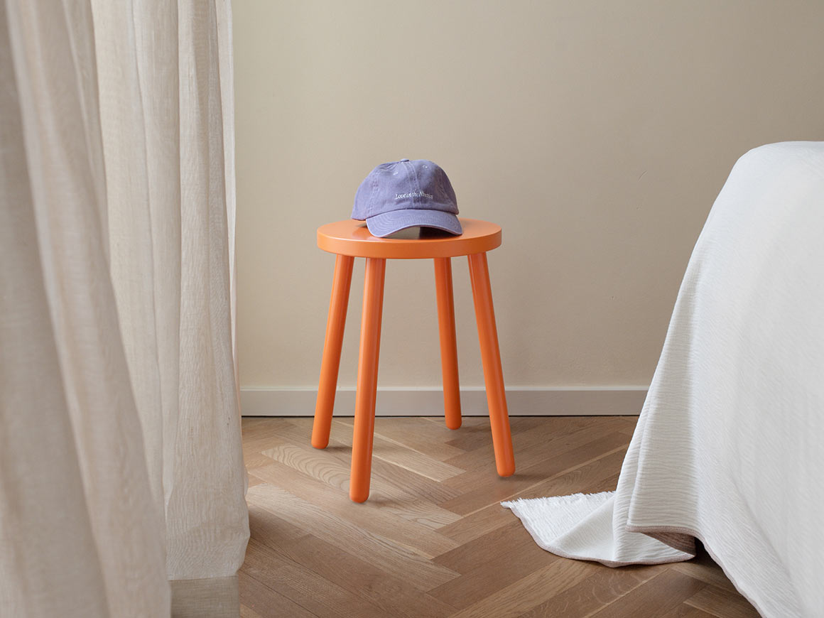 Hocker-aus-Birkenholz-orange.jpg Hocker aus Birkenholz, ERNST – Bild 1