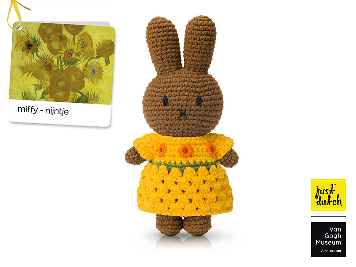 MELANIE-im-neuen-van-Gogh-Sonnenblumenkleid.jpg MELANIE gehäkeltes Kuscheltier - im neuen Sonnenblumenkleid – Bild 1