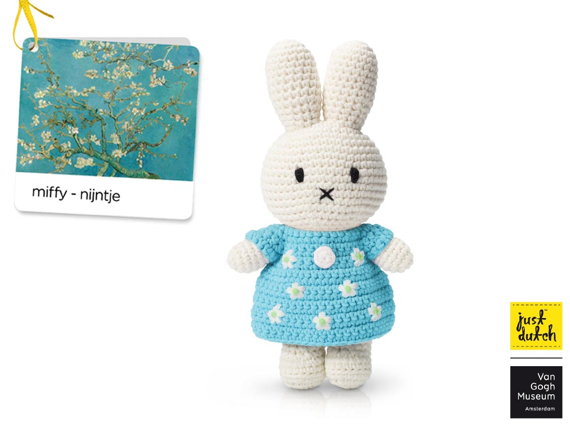 MIFFY-Kuschelhase-im-Mandelbluetenkleid-1.jpg MIFFY gehäkeltes Häschen - Im Mandelblütenkleid – Bild 1