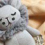 Strickrassel Mini Löwe, Babyspielzeug