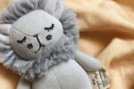 Strickrassel Mini Löwe, Babyspielzeug